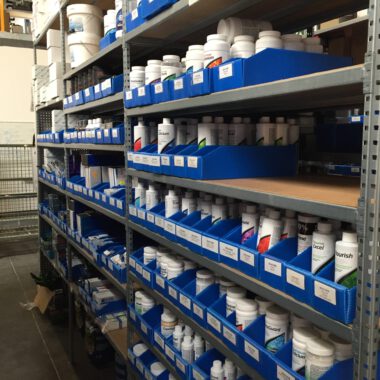 Rayonnages léger, aménagement d'espace de stockage. Proposé par S.A.R.L Gotte Rayonnages, France.